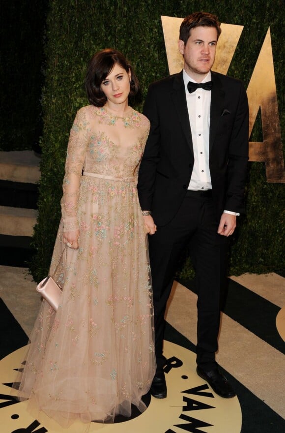 Zooey Deschanel et Jamie Linden assistent à la soirée Vanity Fair au Sunset Tower Hotel suivant la 85e cérémonie des Oscars. Los Angeles, le 24 février 2013.
