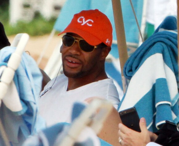 Nicole Murphy, l'ex d'Eddie Murphy se relaxe sur une plage a Hawaii avec son fiance Michael Strahan, le 24 mai 2013.