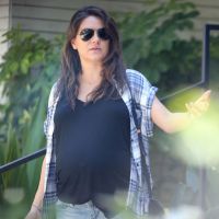 Mila Kunis enceinte : Minishort et baby bump massif pour une séance shopping