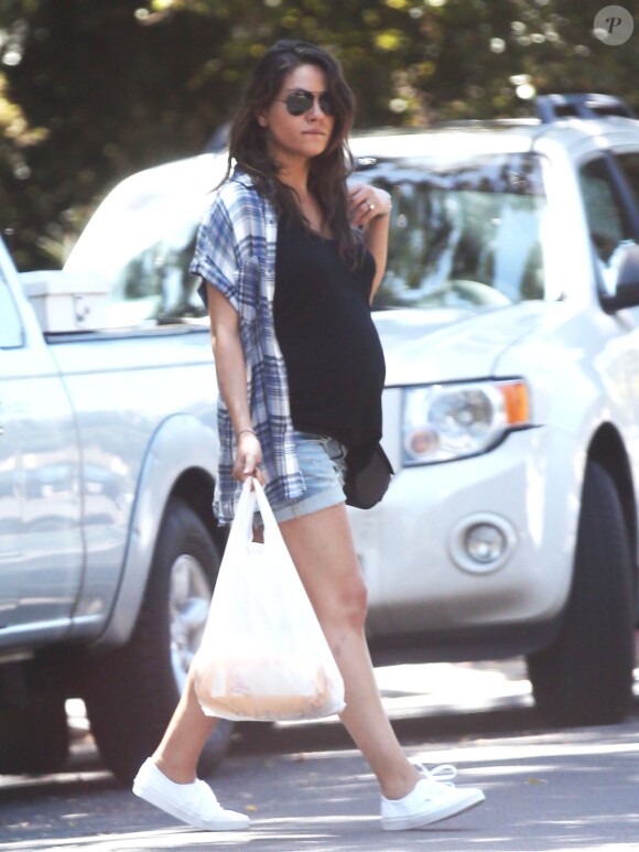 Exclusif - Mila Kunis enceinte et en mini-short pour aller faire du shopping à Hollywood, le 5 août 2014.