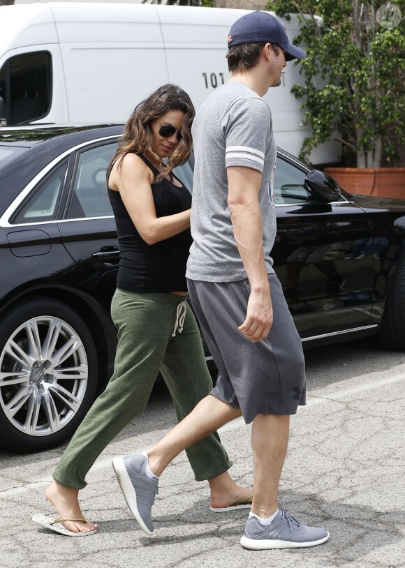 Ashton Kutcher et Mila Kunis (enceinte) font du shopping dans des magasins spécialisés dans l'art le 2 Août 2014 à Los Angeles.