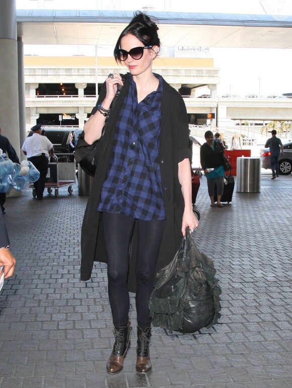 Eva Green prend un vol à l'aéroport de Los Angeles, le 6 août 2014.