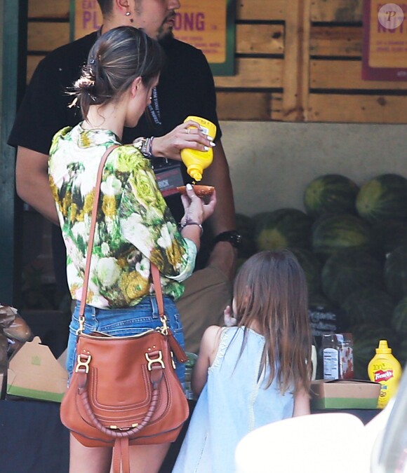 Alessandra Ambrosio et sa fille Anja (son mini-moi) se rendent au Whole Foods Market à Brentwood, le 6 août 2014.