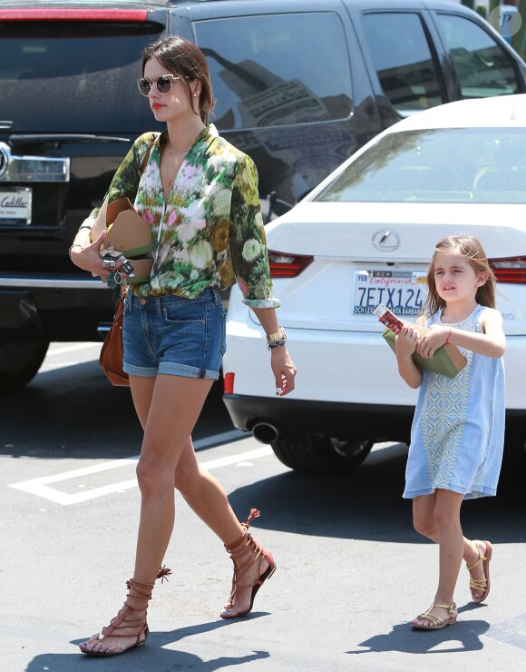Le top brésilien Alessandra Ambrosio et sa fille Anja se rendent au Whole Foods Market à Brentwood, le 6 août 2014.