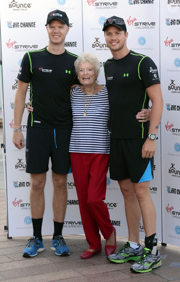 Eve Branson est venue encourager son petit-fils Sam Branson (à droite) et son cousin Noah Devereux au départ du Virgin Strive Challenge, le 7 août 2014 à Londres