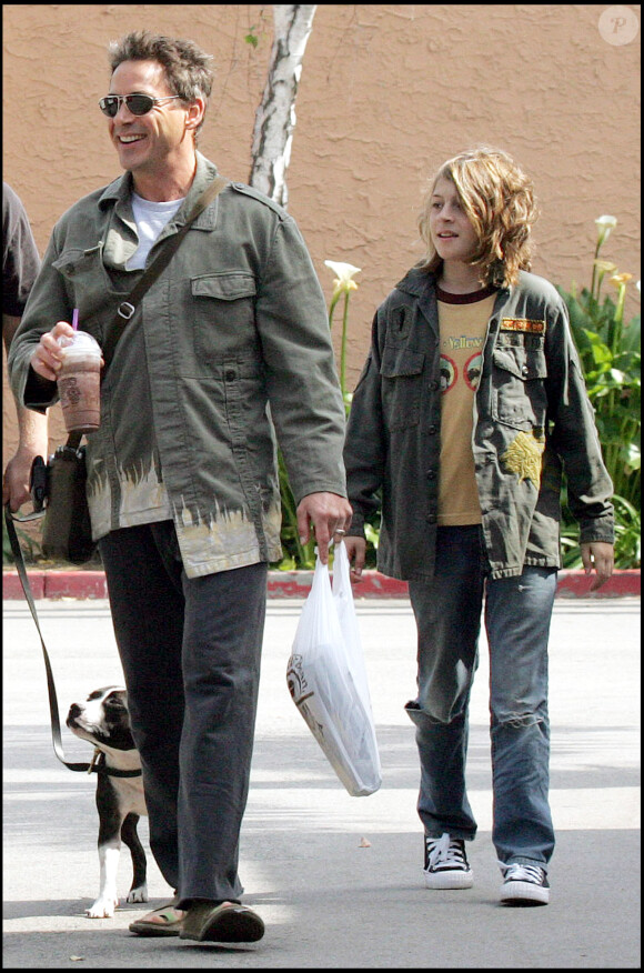 Robert Downey Jr. et son fils Indio dans les rues de Malibu le 1er mai 2006