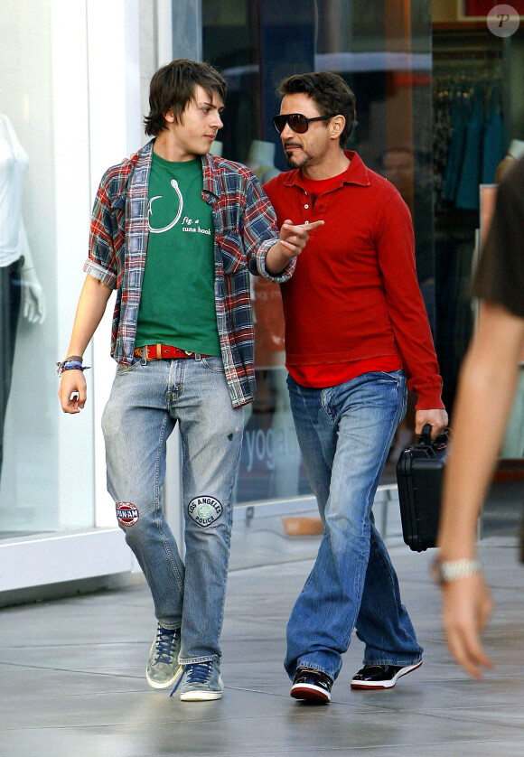 Robert Downey Jr. se promenant avec son fils Indio le 25 avril 2009