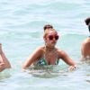 Lourdes Leon et son frère Rocco Ritchie, les enfants de Madonna, se baignent à Cannes avec Timor Steffens et des amis, le 6 août 2014. 