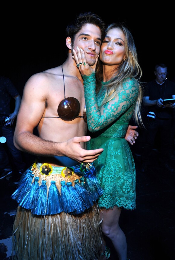 Tyler Posey et Jennifer Lopez lors des Teen Choice Awards au Shrine Auditorium de Los Angeles, le 10 août 2014. 