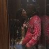 Kim Kardashian et Kanye West s'embrassent dans un ascenseur. New York, le 11 août 2014.