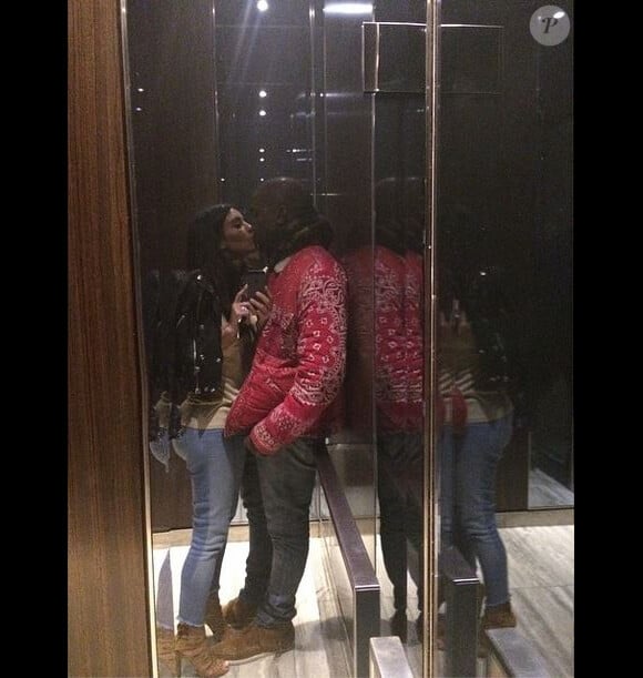 Kim Kardashian et Kanye West s'embrassent dans un ascenseur. New York, le 11 août 2014.
