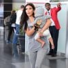 Kim Kardashian et sa fille North West arrivent à l'aéroport JFK à New York. Le 11 août 2014.