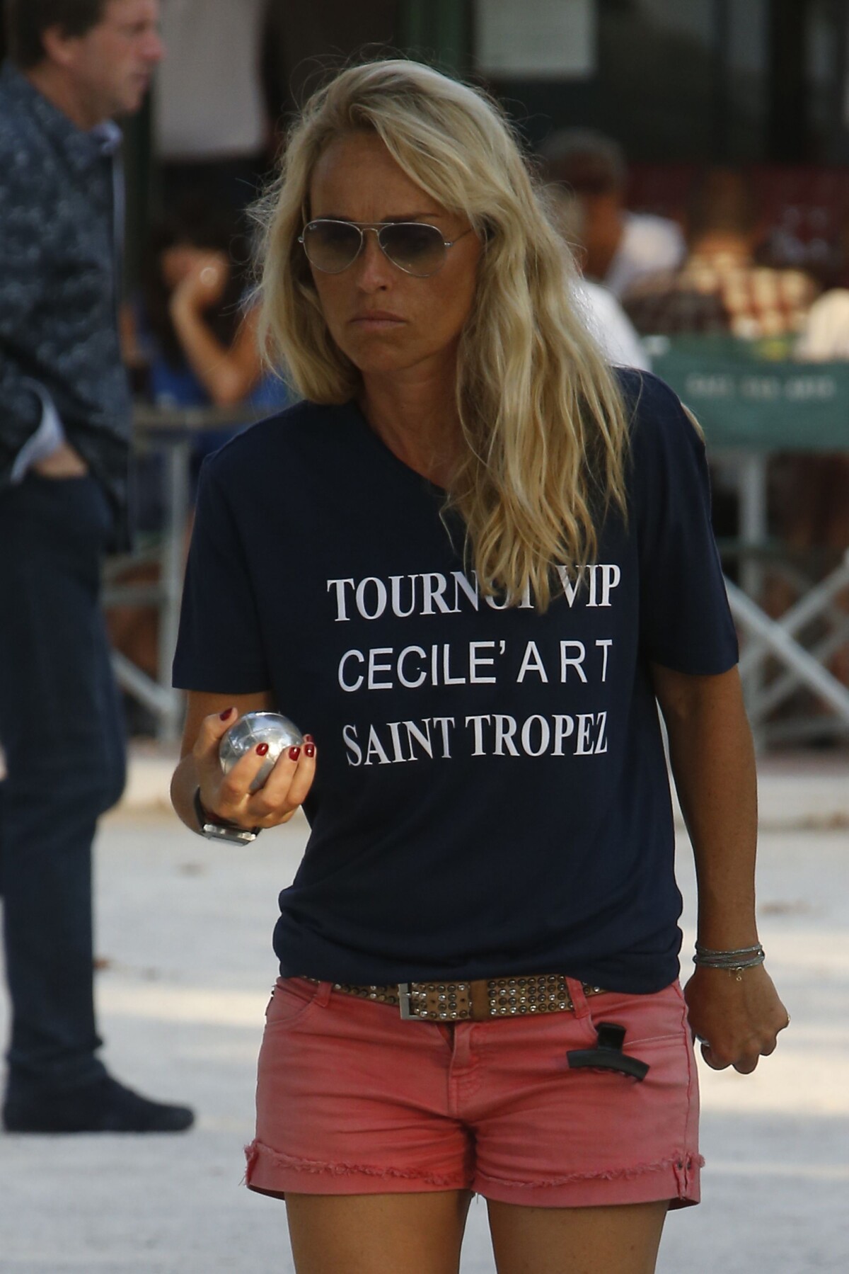 Photo : La sexy Cécile de Ménibus participe au tournoi de pétanque des VIP  sur la Place des Lices à Saint-Tropez, le 11 août 2014. - Purepeople