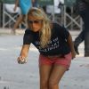 Cécile de Ménibus participe au tournoi de pétanque des VIP sur la Place des Lices à Saint-Tropez, le 11 août 2014.