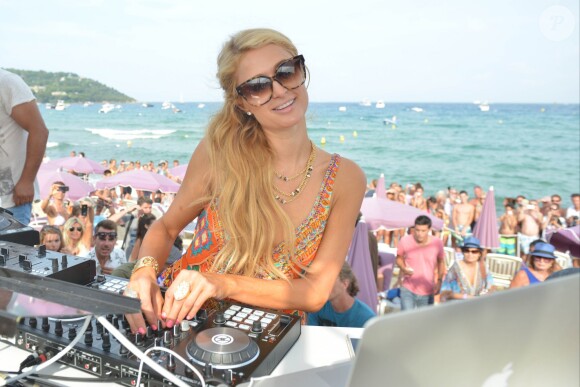 La très jolie Paris Hilton aux platines sur la plage à Saint-Tropez, le 10 août 2014.