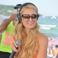 Paris Hilton aux platines sur la plage à Saint-Tropez, le 10 août 2014.