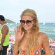 Paris Hilton aux platines sur la plage à Saint-Tropez, le 10 août 2014.