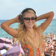 La jolie Paris Hilton aux platines sur la plage à Saint-Tropez, le 10 août 2014.