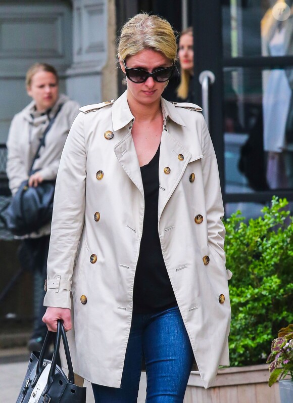 Nicky Hilton et son petit ami James Rothschild se promènent dans les rues de New York, le 9 mai 2014. 