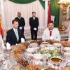 Le roi Mohammed VI du Maroc et la famille royale lors d'un dîner officiel pour la visit du roi Felipe VI et de la reine Letizia d'Espagne, le 14 juillet 2014 à Rabat
