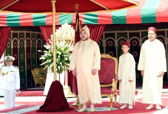 Le roi Mohammed VI du Maroc avec son fils et son frère lors de la Fête du Trône le 30 juillet 2014 à Rabat