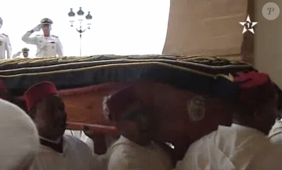 Image des obsèques de la princesse Lalla Fatima Zahra, lundi 11 août 2014 à Rabat, en présence de son neveu le roi Mohammed VI du Maroc, particulièrement affecté.