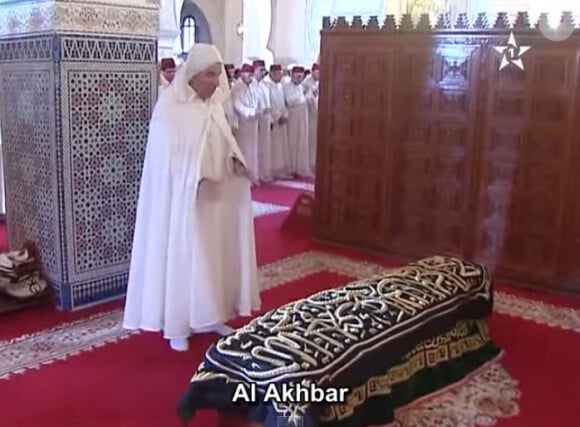 La dépouille de la défunte... Image des obsèques de la princesse Lalla Fatima Zahra, lundi 11 août 2014 à Rabat, en présence de son neveu le roi Mohammed VI du Maroc, particulièrement affecté.