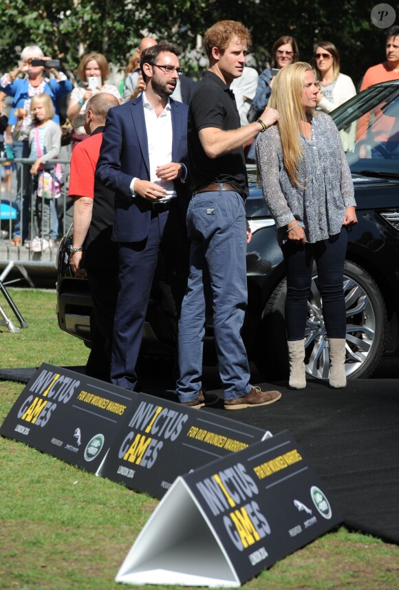 Le prince Harry prononce un discours lors du photocall des Invictus Games à Londres le 13 août 2014