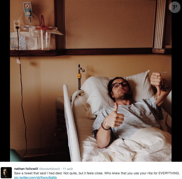 Nathan Followill, des Kings of Leon, souffre de côtes cassées suite à un accident avec le bus de tournée du groupe le 9 août 2014 à Boston. Le 11 août, il donnait des nouvelles depuis sa chambre d'hôpital, en vidéo.