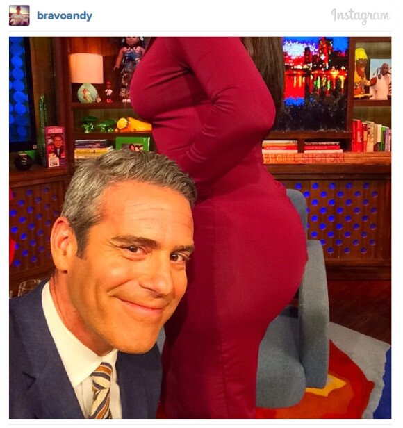 Andy Cohen a pris un selfie avec... les fesses de Kim Kardashian sur son célèbre talk show