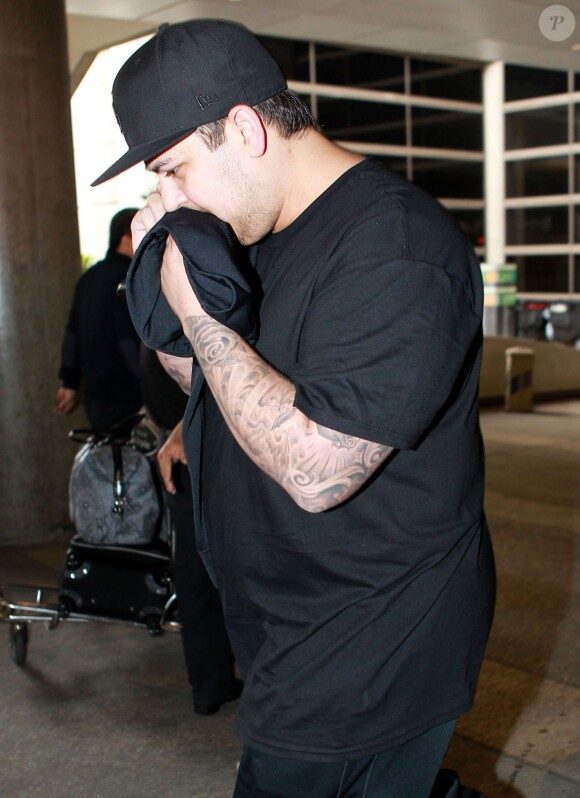 Rob Kardashian arrive à l'aéroport de LAX à Los Angeles. Rob n'a pas assisté au mariage de sa soeur Kim Kardashian et de Kanye West ! Le 24 mai 2014