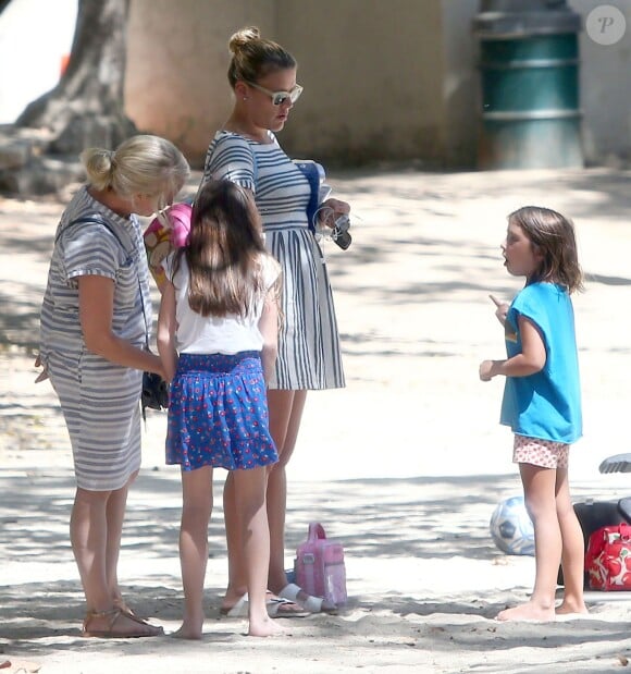 Exclusif - L'actrice Busy Philipps a amené sa fille Birdie Silverstein jouer dans un parc à Los Feliz. Le 14 août 2014.