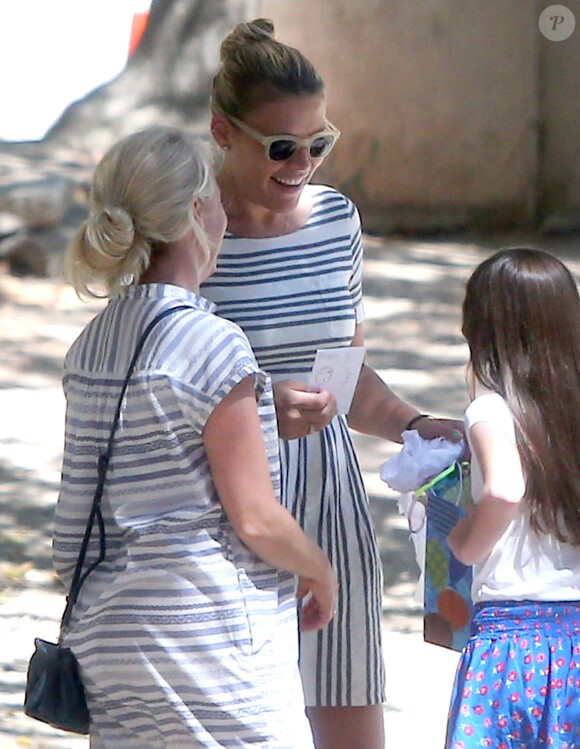 Exclusif - La sympathique Busy Philipps a amené sa fille Birdie Silverstein jouer dans un parc à Los Feliz. Le 14 août 2014.