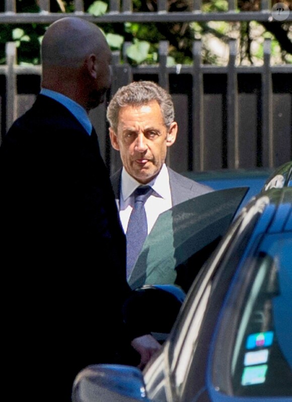 Nicolas Sarkozy quitte son domicile à Paris, le 2 juillet 2014.