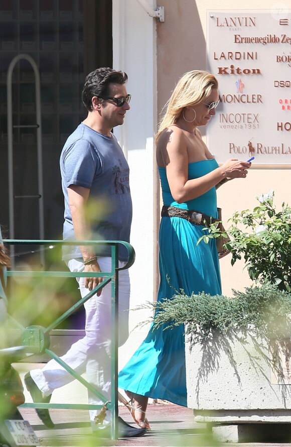 Exclusif - Laurent Gerra et sa compagne Christelle Lyon se promènent dans les rues de Saint-Tropez le 7 août 2014.