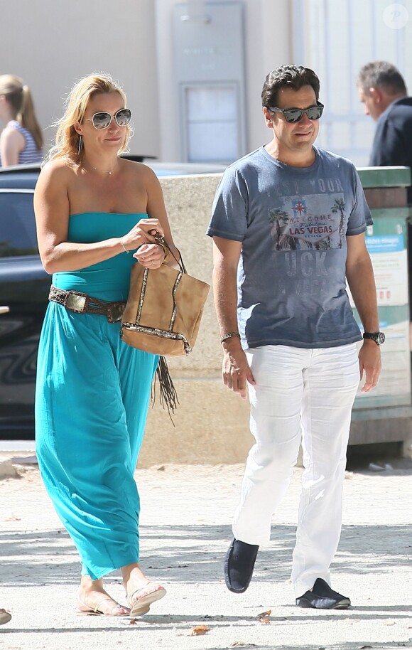 Exclusif : L'imitateur Laurent Gerra et sa compagne Christelle Lyon se promènent dans les rues de Saint-Tropez le 7 août 2014.