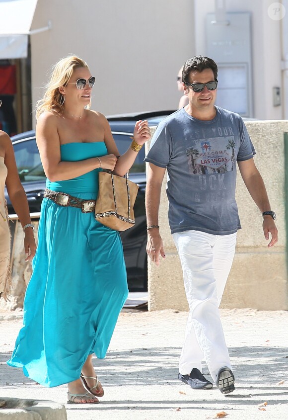 Exclusif - Laurent Gerra et sa compagne Christelle Lyon se promènent dans les rues de Saint-Tropez, jeudi 7 août 2014.