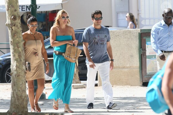 Exclusif - Laurent Gerra et sa compagne Christelle Lyon se promènent dans les rues de Saint-Tropez le 7 août 2014.