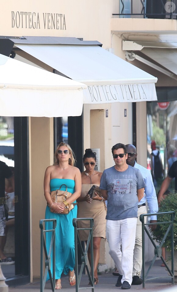 Exclusif - Laurent Gerra et sa compagne Christelle Lyon se promènent dans les rues de Saint-Tropez le 7 août 2014.