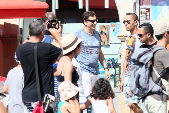 Exclusif - Laurent Gerra et sa compagne Christelle Lyon se promènent dans les rues de Saint-Tropez le 7 août 2014.
