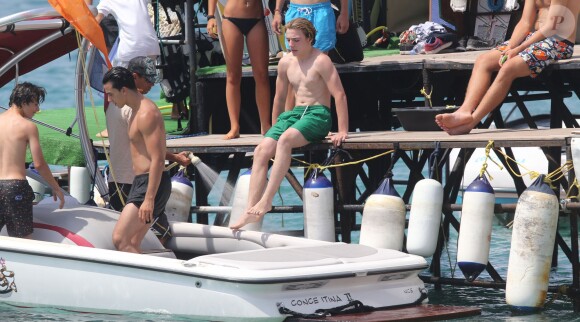 Lourdes Leon et son frère Rocco Ritchie, les enfants de Madonna, se baignent à Cannes, le 6 août 2014. 