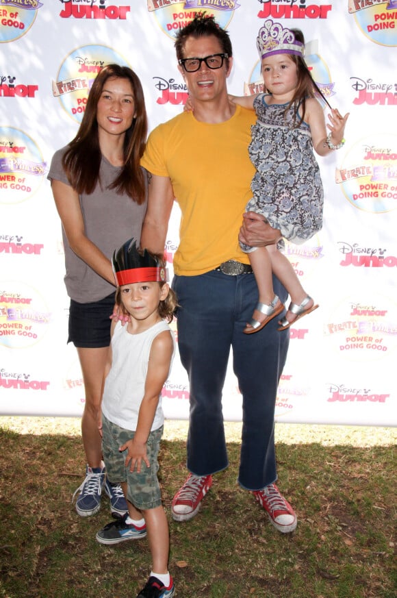 Johnny Knoxville, sa femme Naomi Nelson et leurs enfants Arlo et Rocko Akira assistent au spectacle Pirate & Princess : Power of Doing Good au Brookside Park. Pasadena, le 16 août 2014.