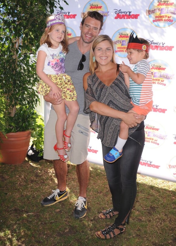 Scott Foley, sa femme Marika Dominczyk et leurs deux enfants Malina et Keller assistent au spectacle Pirate & Princess : Power of Doing Good au Brookside Park. Pasadena, le 16 août 2014.