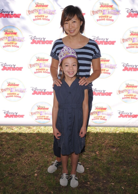 Amy Anderson et sa fille actrice Aubrey Anderson-Emmons assistent au spectacle Pirate & Princess : Power of Doing Good au Brookside Park. Pasadena, le 16 août 2014.
