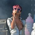  Lily Allen, laisse appara&icirc;tre sa poitrine,&nbsp; lors de son concert au "V Festival" &agrave; Chelmsford, le 17 ao&ucirc;t 2014.  