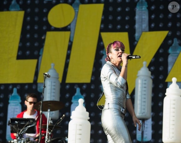 Lily Allen, laisse apparaître sa poitrine,  lors de son concert au "V Festival" à Chelmsford, le 17 août 2014.