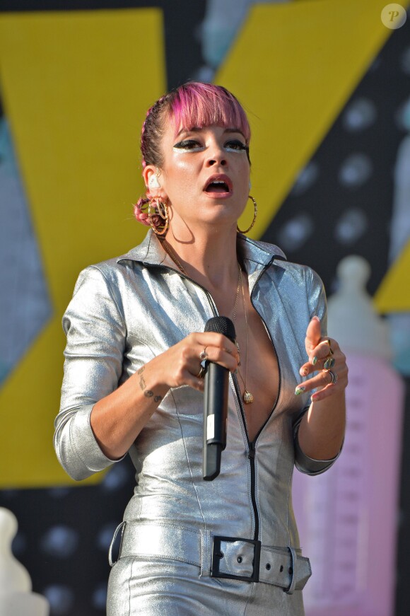Lily Allen, laisse apparaître sa poitrine,  lors de son concert au "V Festival" à Chelmsford, le 17 août 2014.