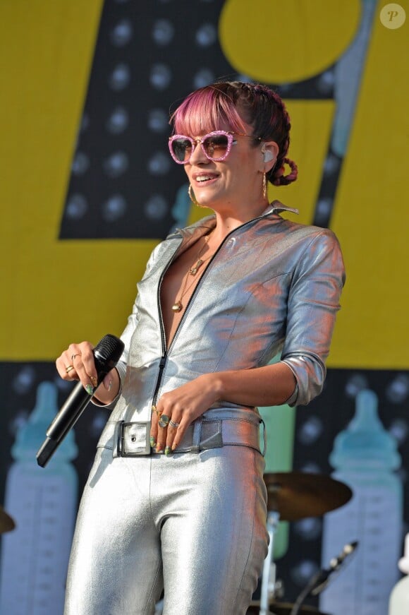 Lily Allen, laisse apparaître sa poitrine,  lors de son concert au "V Festival" à Chelmsford, le 17 août 2014.