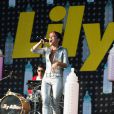  Lily Allen, laisse appara&icirc;tre sa poitrine,&nbsp; lors de son concert au "V Festival" &agrave; Chelmsford, le 17 ao&ucirc;t 2014. 