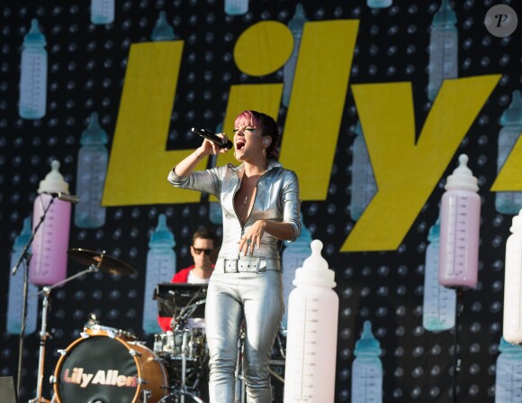 Lily Allen, laisse apparaître sa poitrine,  lors de son concert au "V Festival" à Chelmsford, le 17 août 2014.